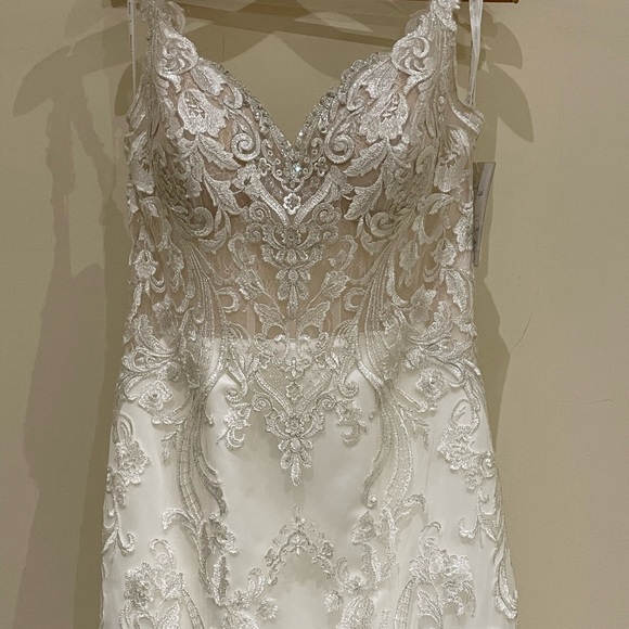 New wedding dress - Picture 2 of 5